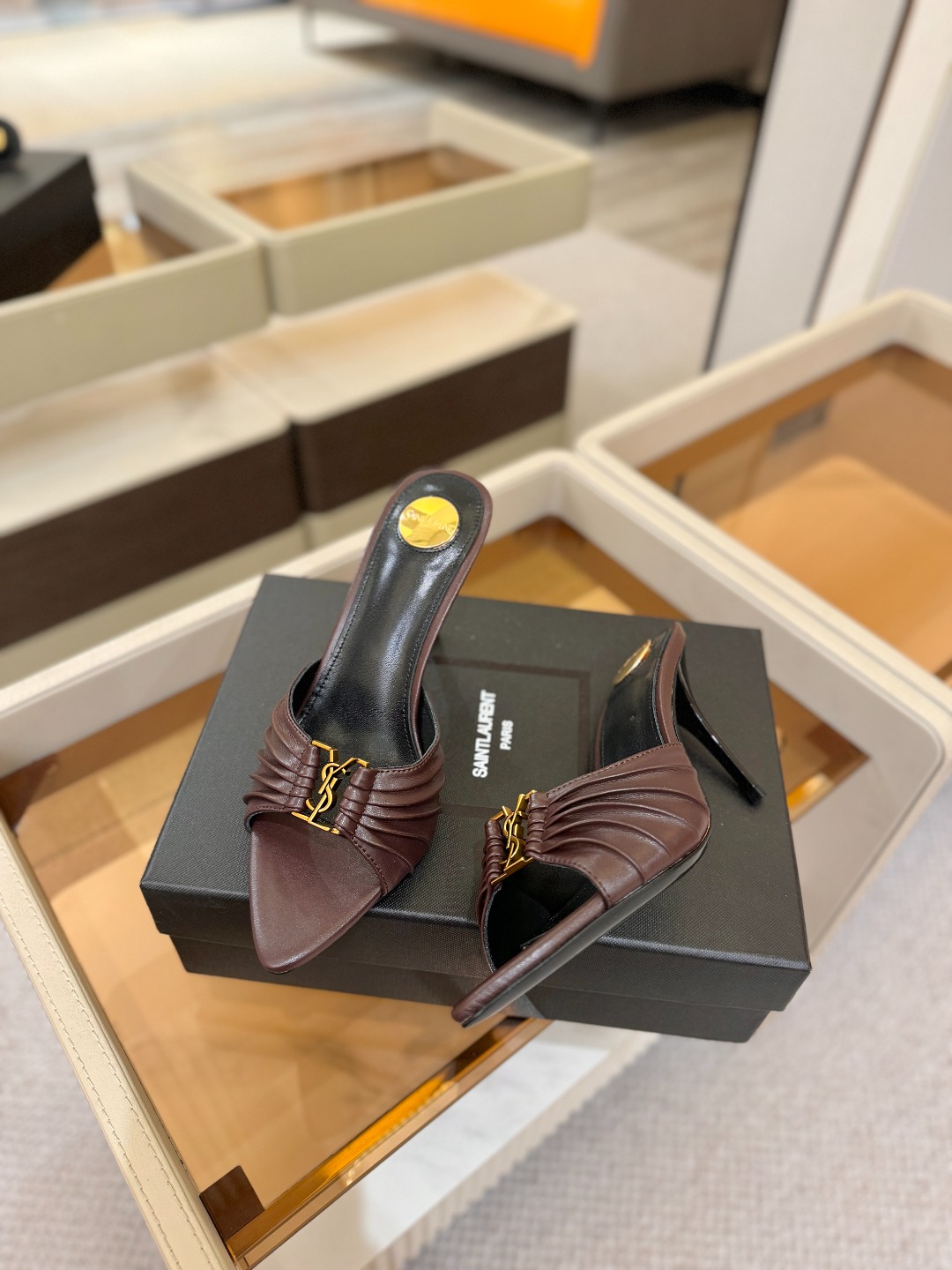 YSL「SAINT LAURENT*」 夏季新品 尖头优雅大气高跟拖鞋 —————————— 尖头设计拉长腿部线条, YSL「SAINT LAURENT*」 夏季新品 尖头优雅大气高跟拖鞋 —————————— 尖头设计拉长腿部线条,