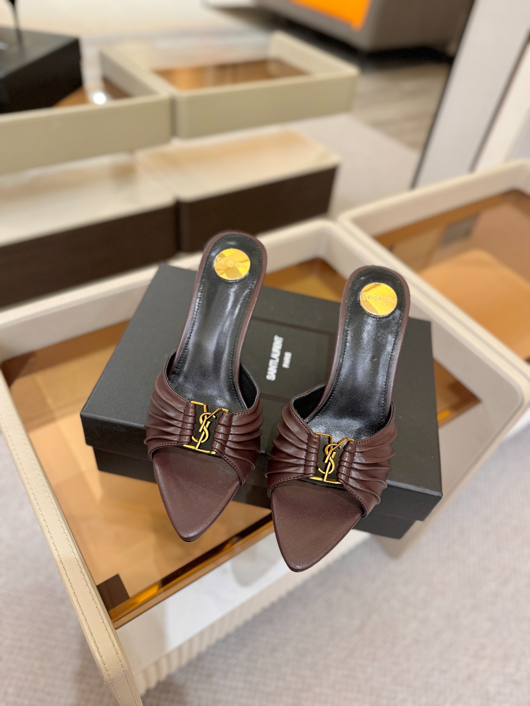 YSL「SAINT LAURENT*」 夏季新品 尖头优雅大气高跟拖鞋 —————————— 尖头设计拉长腿部线条, YSL「SAINT LAURENT*」 夏季新品 尖头优雅大气高跟拖鞋 —————————— 尖头设计拉长腿部线条,