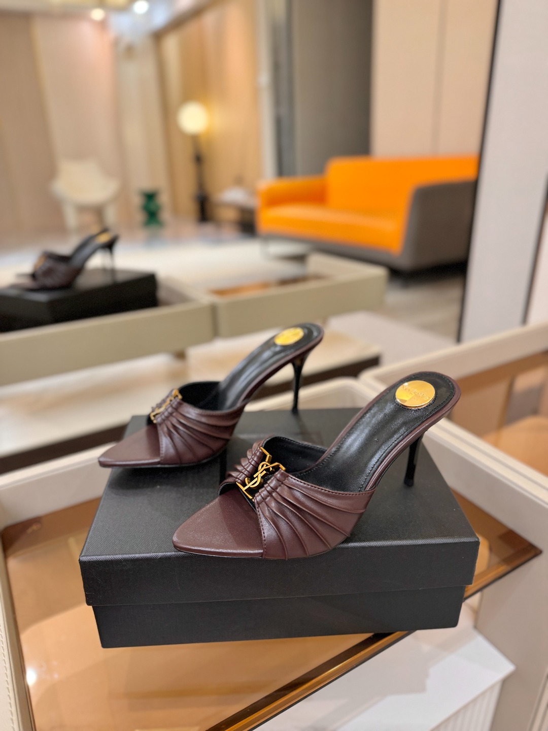 YSL「SAINT LAURENT*」 夏季新品 尖头优雅大气高跟拖鞋 —————————— 尖头设计拉长腿部线条, YSL「SAINT LAURENT*」 夏季新品 尖头优雅大气高跟拖鞋 —————————— 尖头设计拉长腿部线条,