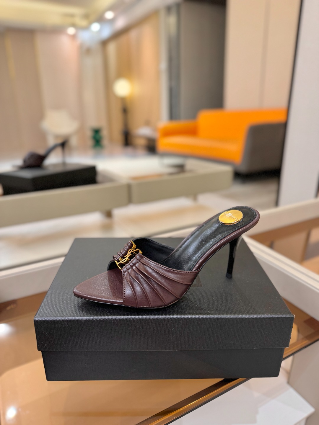 YSL「SAINT LAURENT*」  夏季新品 尖头优雅大气高跟拖鞋 ——————————  尖头设计拉长腿部线条，