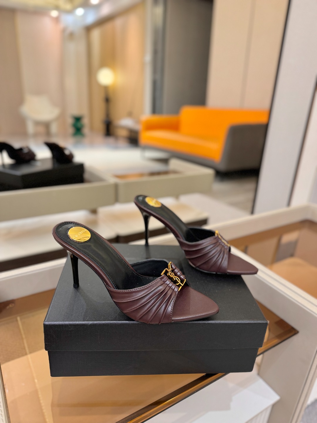 YSL「SAINT LAURENT*」 夏季新品 尖头优雅大气高跟拖鞋 —————————— 尖头设计拉长腿部线条, YSL「SAINT LAURENT*」 夏季新品 尖头优雅大气高跟拖鞋 —————————— 尖头设计拉长腿部线条,