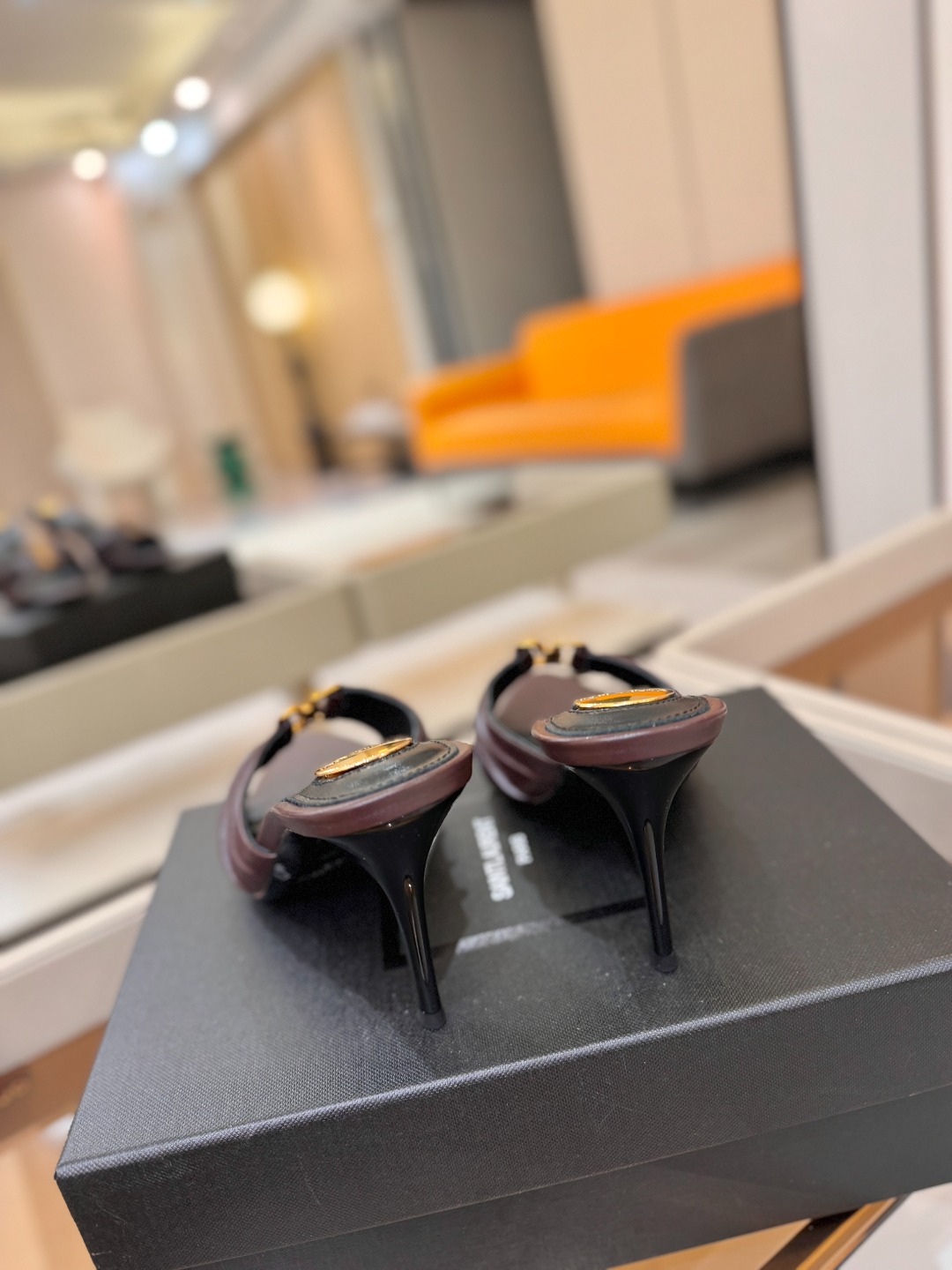 YSL「SAINT LAURENT*」 夏季新品 尖头优雅大气高跟拖鞋 —————————— 尖头设计拉长腿部线条, YSL「SAINT LAURENT*」 夏季新品 尖头优雅大气高跟拖鞋 —————————— 尖头设计拉长腿部线条,
