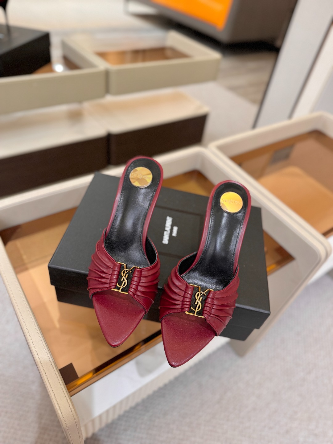 YSL「SAINT LAURENT*」 夏季新品 尖头优雅大气高跟拖鞋 —————————— 尖头设计拉长腿部线条, YSL「SAINT LAURENT*」 夏季新品 尖头优雅大气高跟拖鞋 —————————— 尖头设计拉长腿部线条,