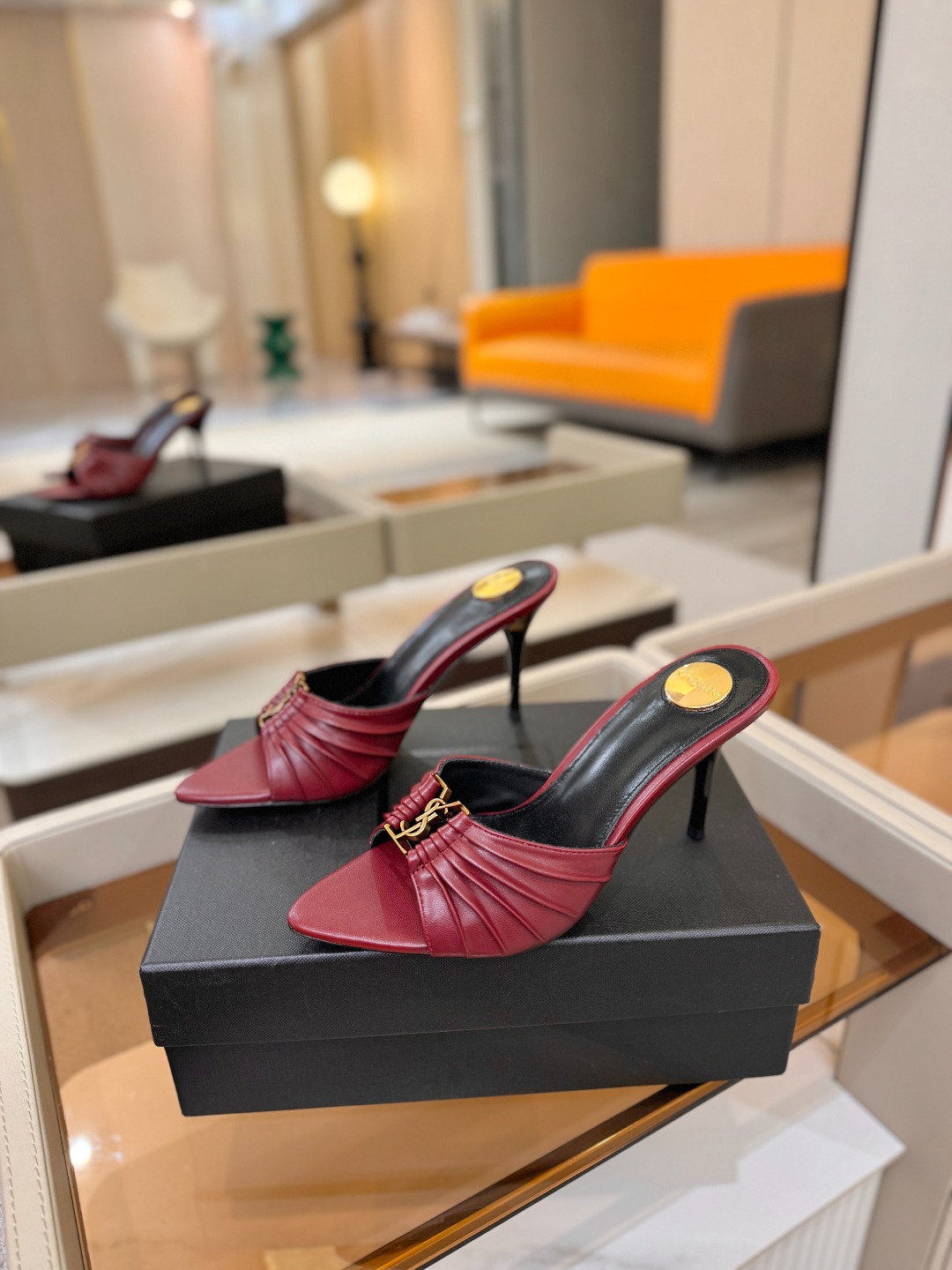YSL「SAINT LAURENT*」 夏季新品 尖头优雅大气高跟拖鞋 —————————— 尖头设计拉长腿部线条, YSL「SAINT LAURENT*」 夏季新品 尖头优雅大气高跟拖鞋 —————————— 尖头设计拉长腿部线条,