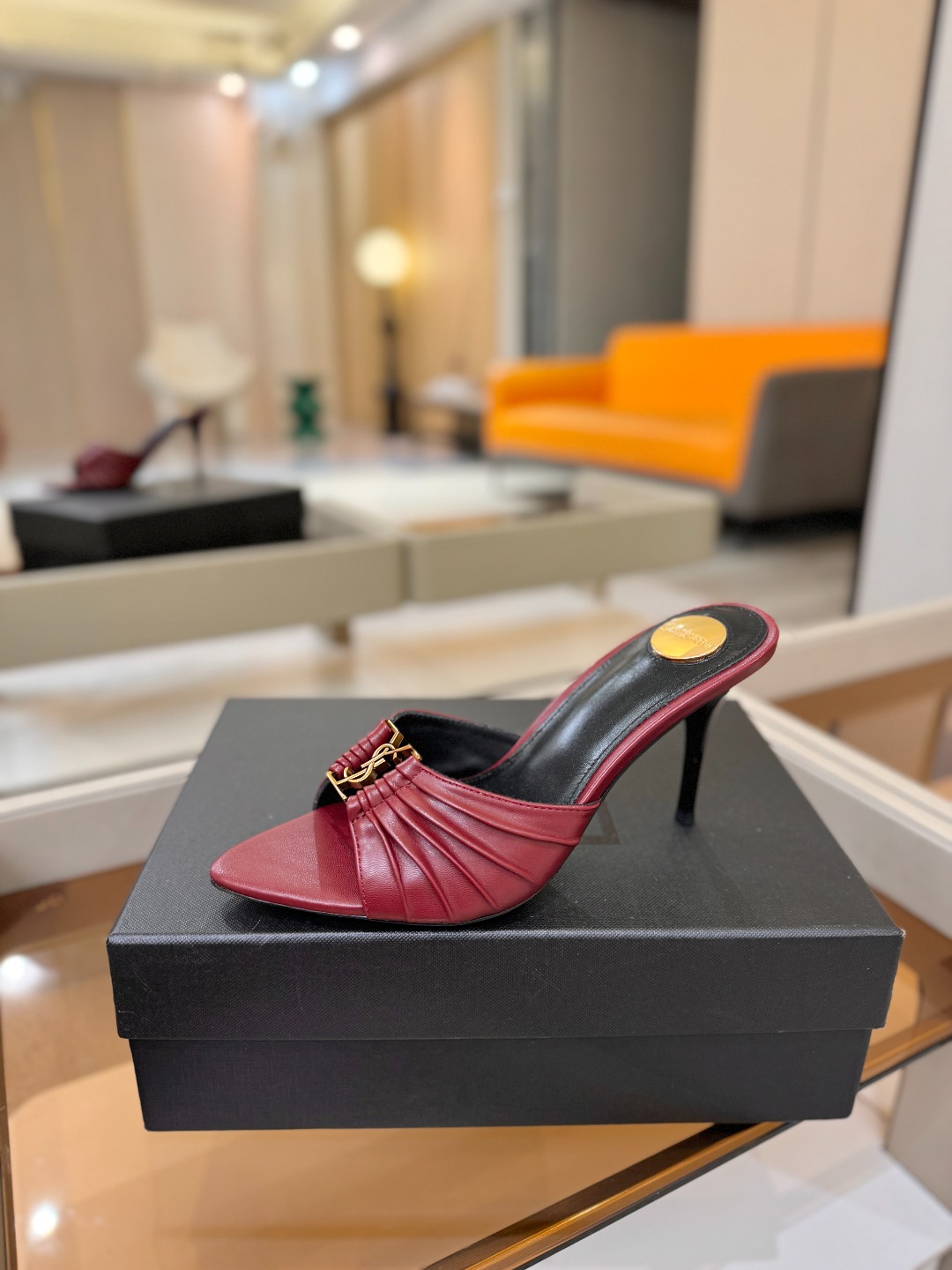 YSL「SAINT LAURENT*」  夏季新品 尖头优雅大气高跟拖鞋 ——————————  尖头设计拉长腿部线条，