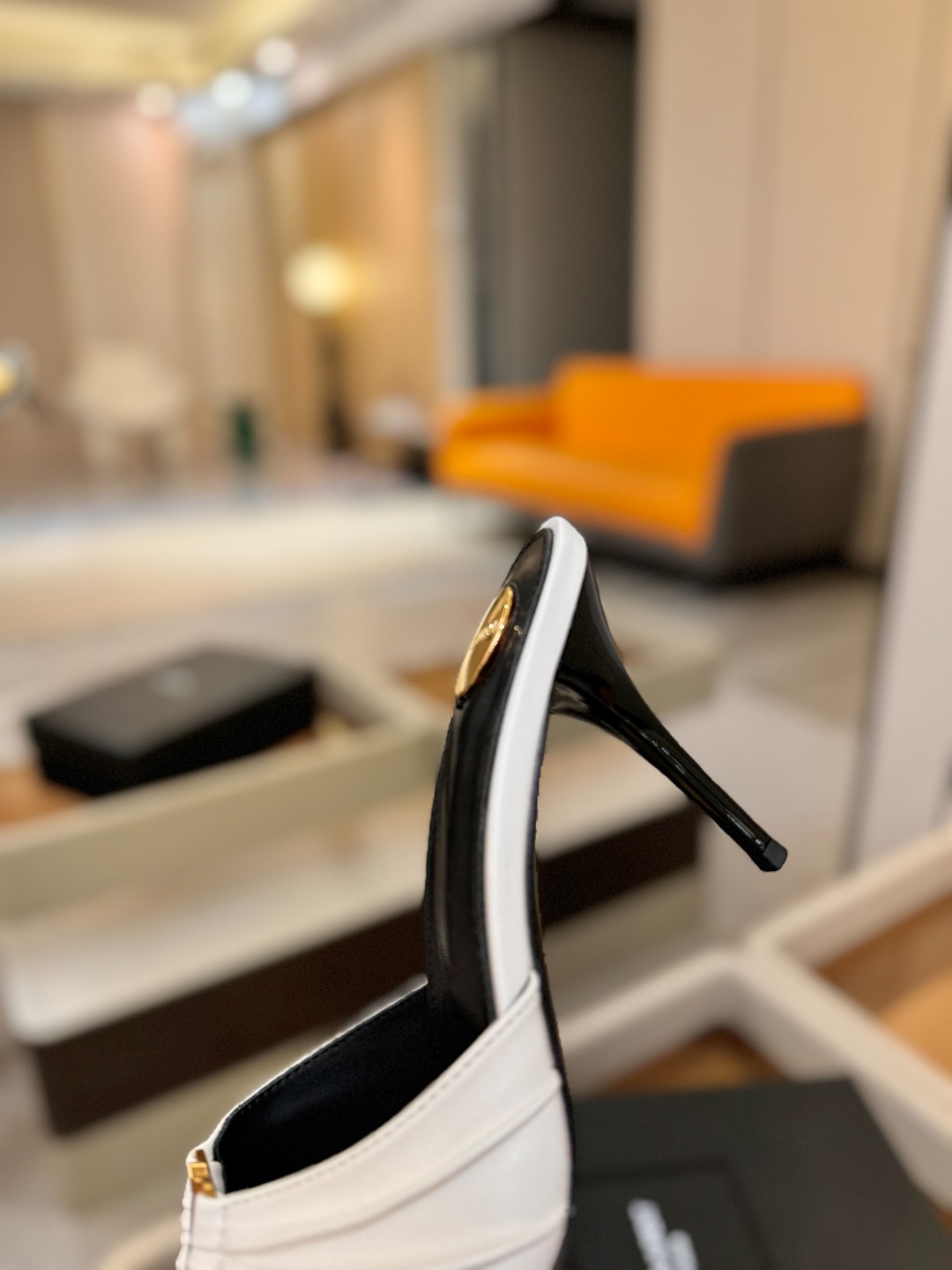 YSL「SAINT LAURENT*」 夏季新品 尖头优雅大气高跟拖鞋 —————————— 尖头设计拉长腿部线条, YSL「SAINT LAURENT*」 夏季新品 尖头优雅大气高跟拖鞋 —————————— 尖头设计拉长腿部线条,