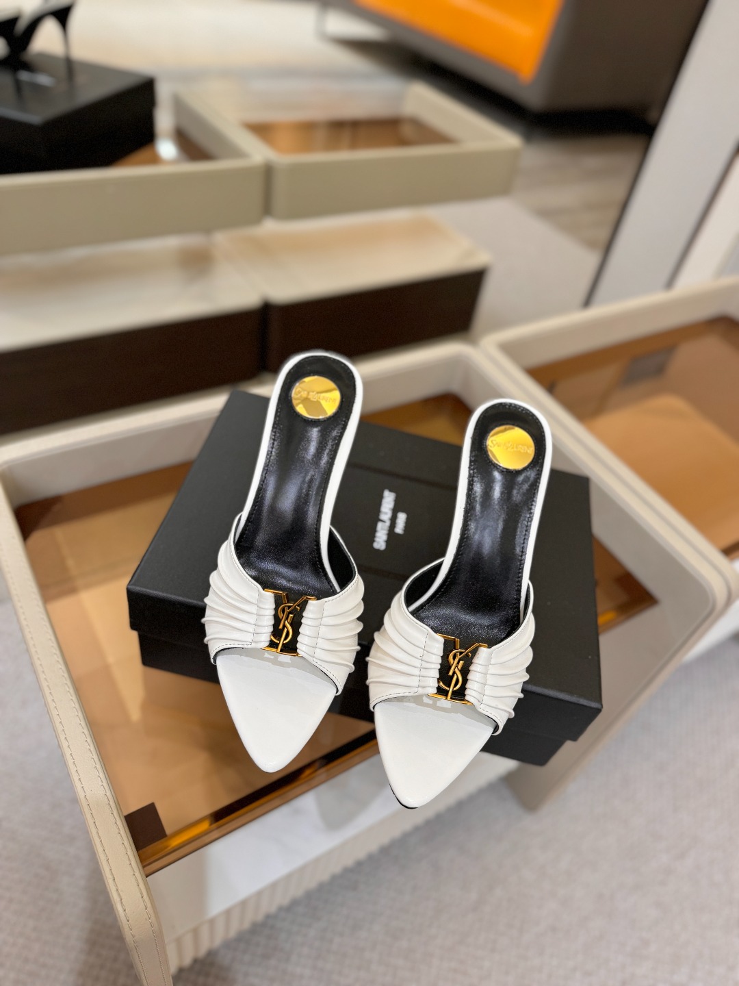 YSL「SAINT LAURENT*」 夏季新品 尖头优雅大气高跟拖鞋 —————————— 尖头设计拉长腿部线条, YSL「SAINT LAURENT*」 夏季新品 尖头优雅大气高跟拖鞋 —————————— 尖头设计拉长腿部线条,