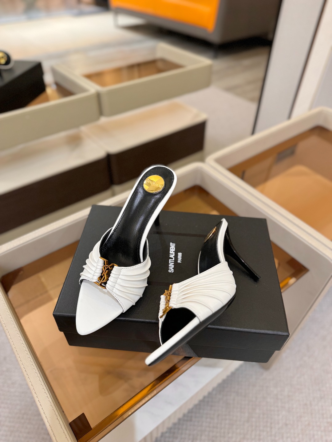 YSL「SAINT LAURENT*」 夏季新品 尖头优雅大气高跟拖鞋 —————————— 尖头设计拉长腿部线条, YSL「SAINT LAURENT*」 夏季新品 尖头优雅大气高跟拖鞋 —————————— 尖头设计拉长腿部线条,