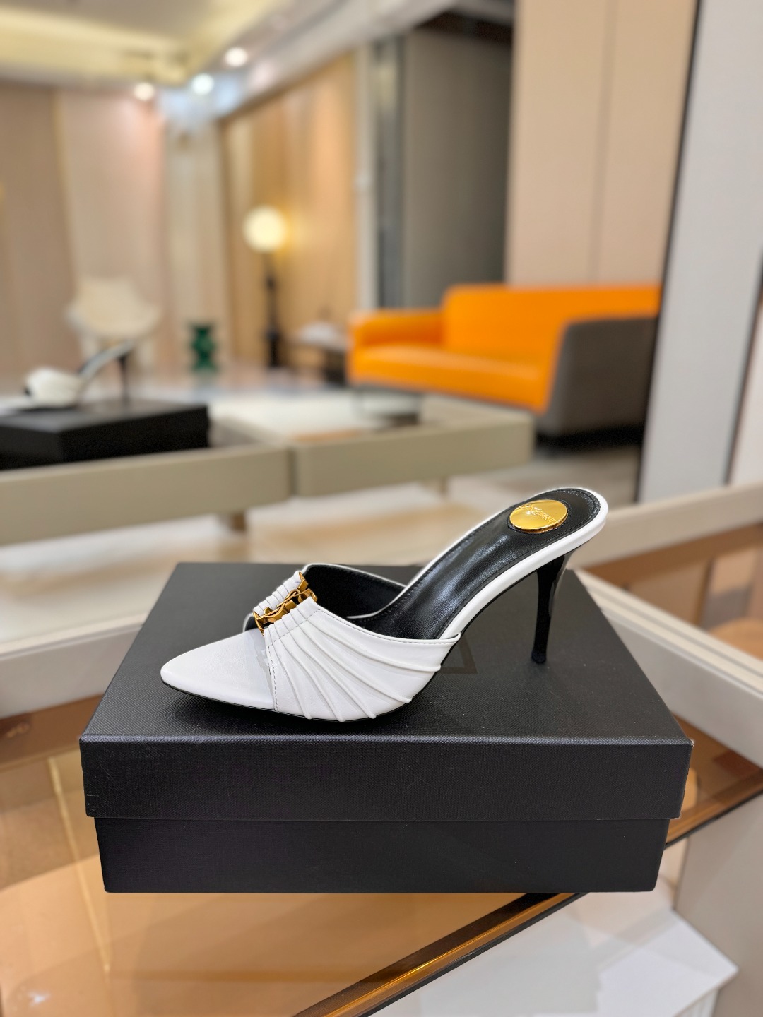 YSL「SAINT LAURENT*」  夏季新品 尖头优雅大气高跟拖鞋 ——————————  尖头设计拉长腿部线条，