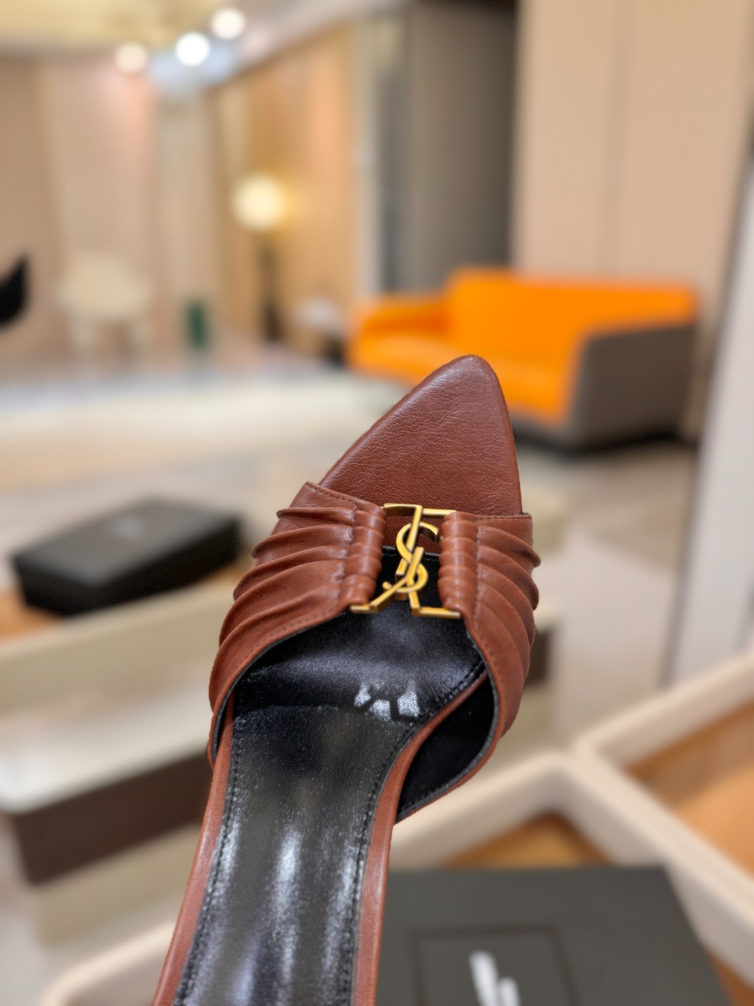 YSL「SAINT LAURENT*」 夏季新品 尖头优雅大气高跟拖鞋 —————————— 尖头设计拉长腿部线条, YSL「SAINT LAURENT*」 夏季新品 尖头优雅大气高跟拖鞋 —————————— 尖头设计拉长腿部线条,