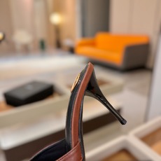 YSL「SAINT LAURENT*」 夏季新品 尖头优雅大气高跟拖鞋 —————————— 尖头设计拉长腿部线条, YSL「SAINT LAURENT*」 夏季新品 尖头优雅大气高跟拖鞋 —————————— 尖头设计拉长腿部线条,