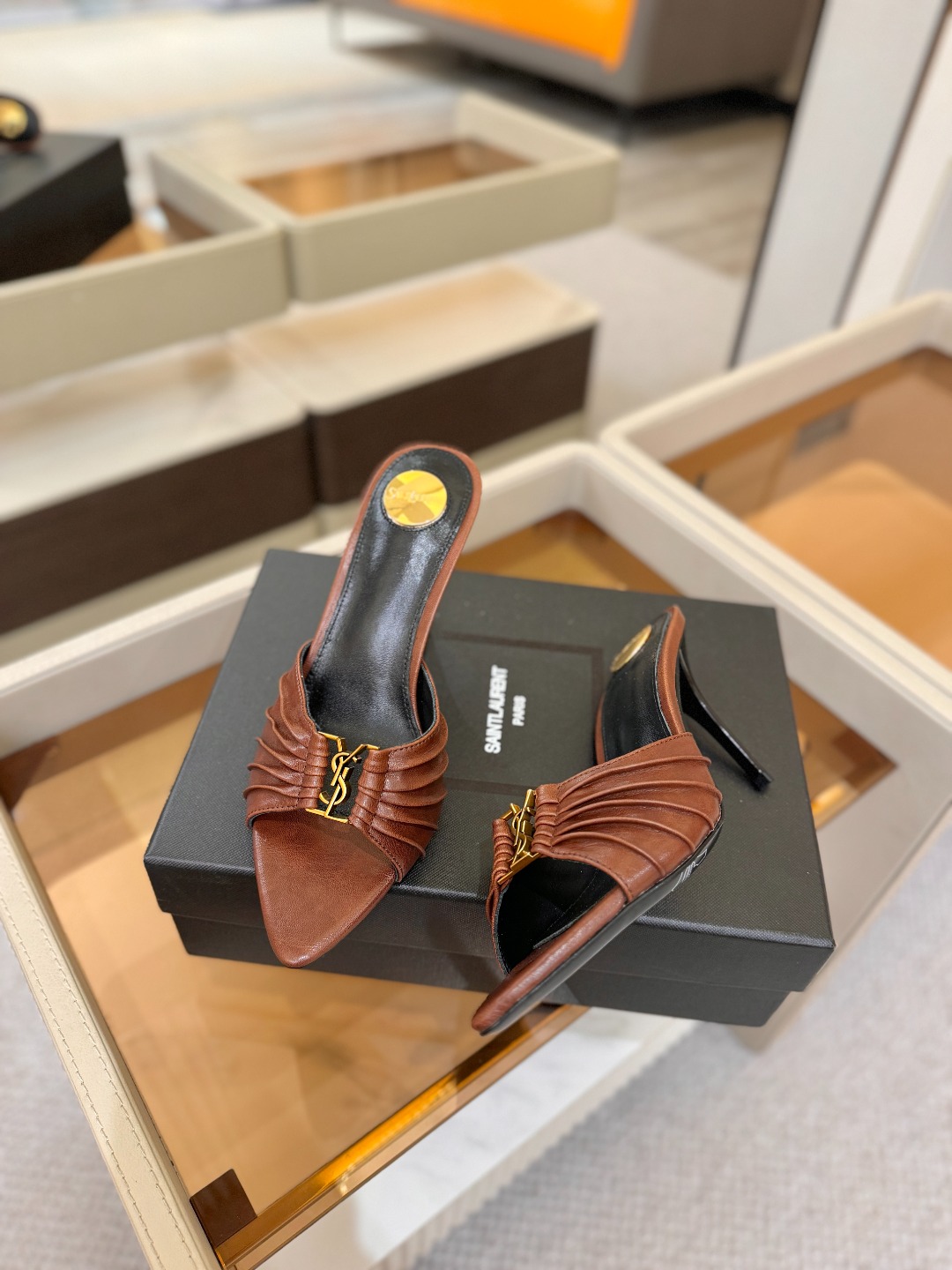 YSL「SAINT LAURENT*」 夏季新品 尖头优雅大气高跟拖鞋 —————————— 尖头设计拉长腿部线条, YSL「SAINT LAURENT*」 夏季新品 尖头优雅大气高跟拖鞋 —————————— 尖头设计拉长腿部线条,