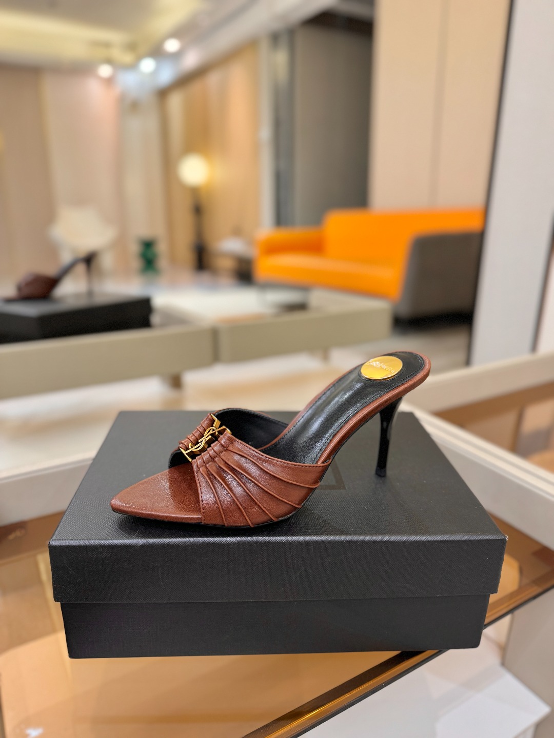 YSL「SAINT LAURENT*」  夏季新品 尖头优雅大气高跟拖鞋 ——————————  尖头设计拉长腿部线条，