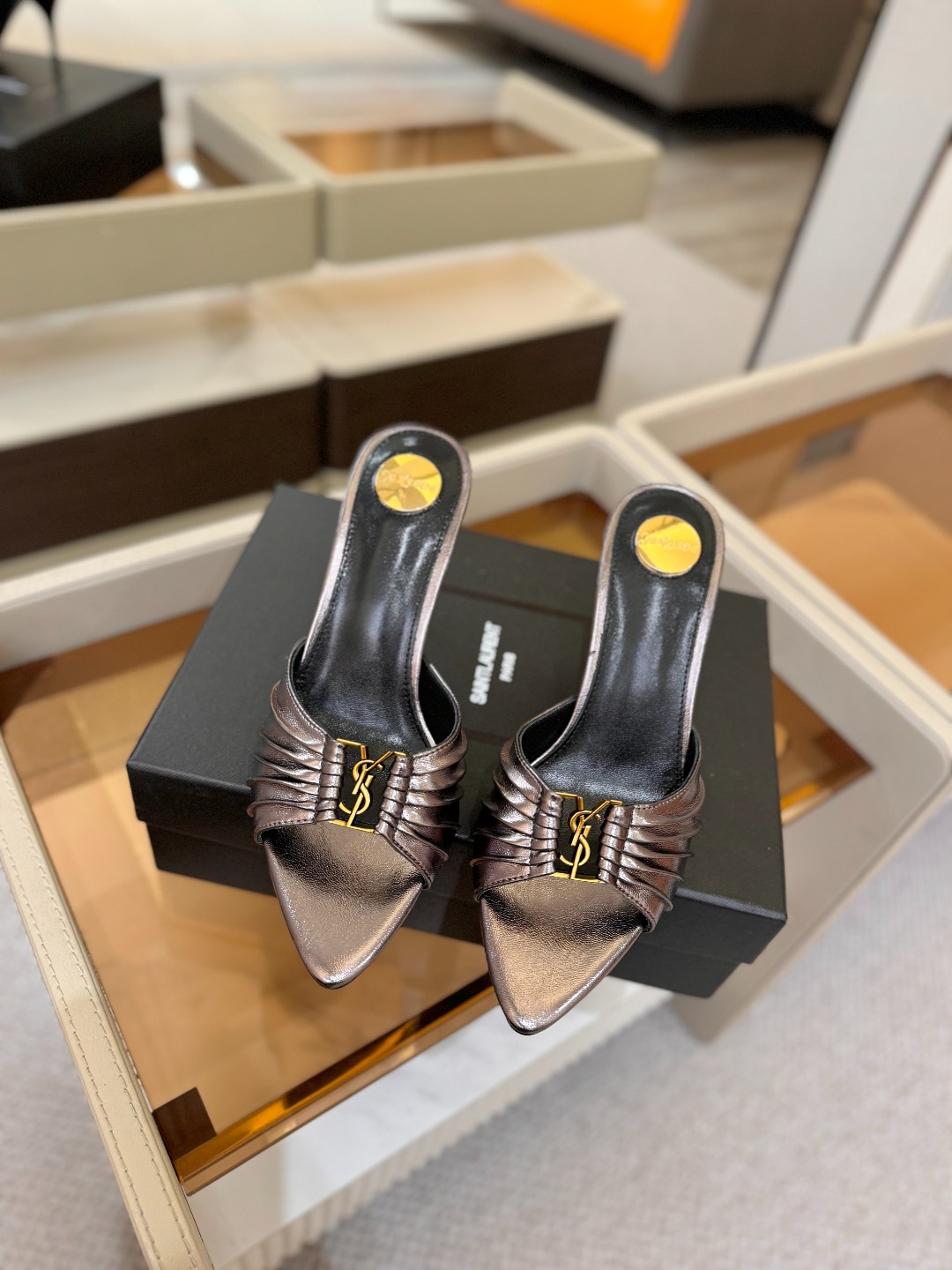 YSL「SAINT LAURENT*」 夏季新品 尖头优雅大气高跟拖鞋 —————————— 尖头设计拉长腿部线条, YSL「SAINT LAURENT*」 夏季新品 尖头优雅大气高跟拖鞋 —————————— 尖头设计拉长腿部线条,