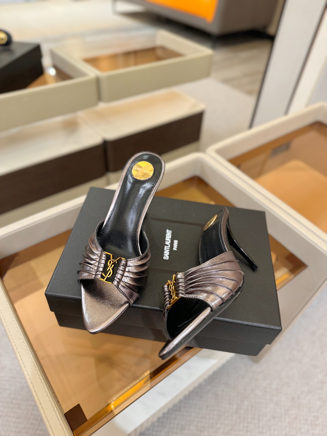 YSL「SAINT LAURENT*」 夏季新品 尖头优雅大气高跟拖鞋 —————————— 尖头设计拉长腿部线条, YSL「SAINT LAURENT*」 夏季新品 尖头优雅大气高跟拖鞋 —————————— 尖头设计拉长腿部线条,