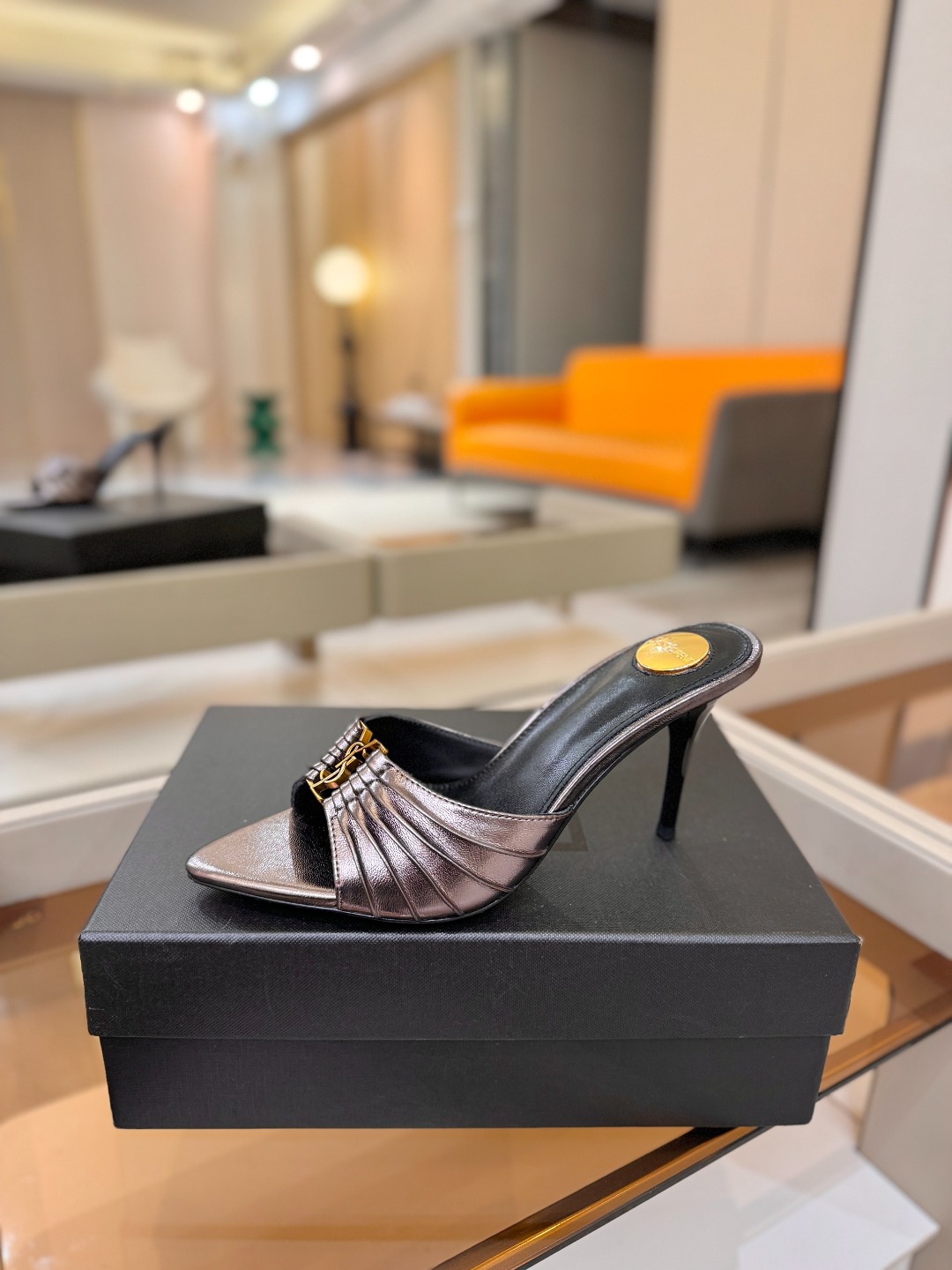 YSL「SAINT LAURENT*」  夏季新品 尖头优雅大气高跟拖鞋 ——————————  尖头设计拉长腿部线条，