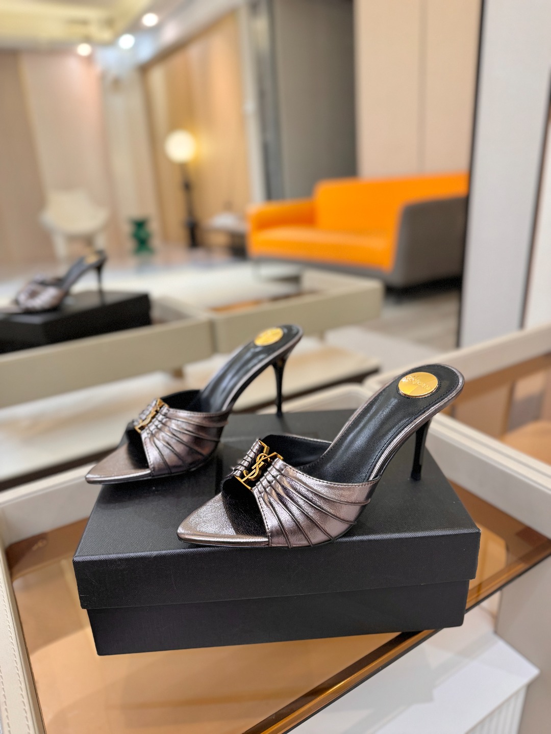 YSL「SAINT LAURENT*」 夏季新品 尖头优雅大气高跟拖鞋 —————————— 尖头设计拉长腿部线条, YSL「SAINT LAURENT*」 夏季新品 尖头优雅大气高跟拖鞋 —————————— 尖头设计拉长腿部线条,