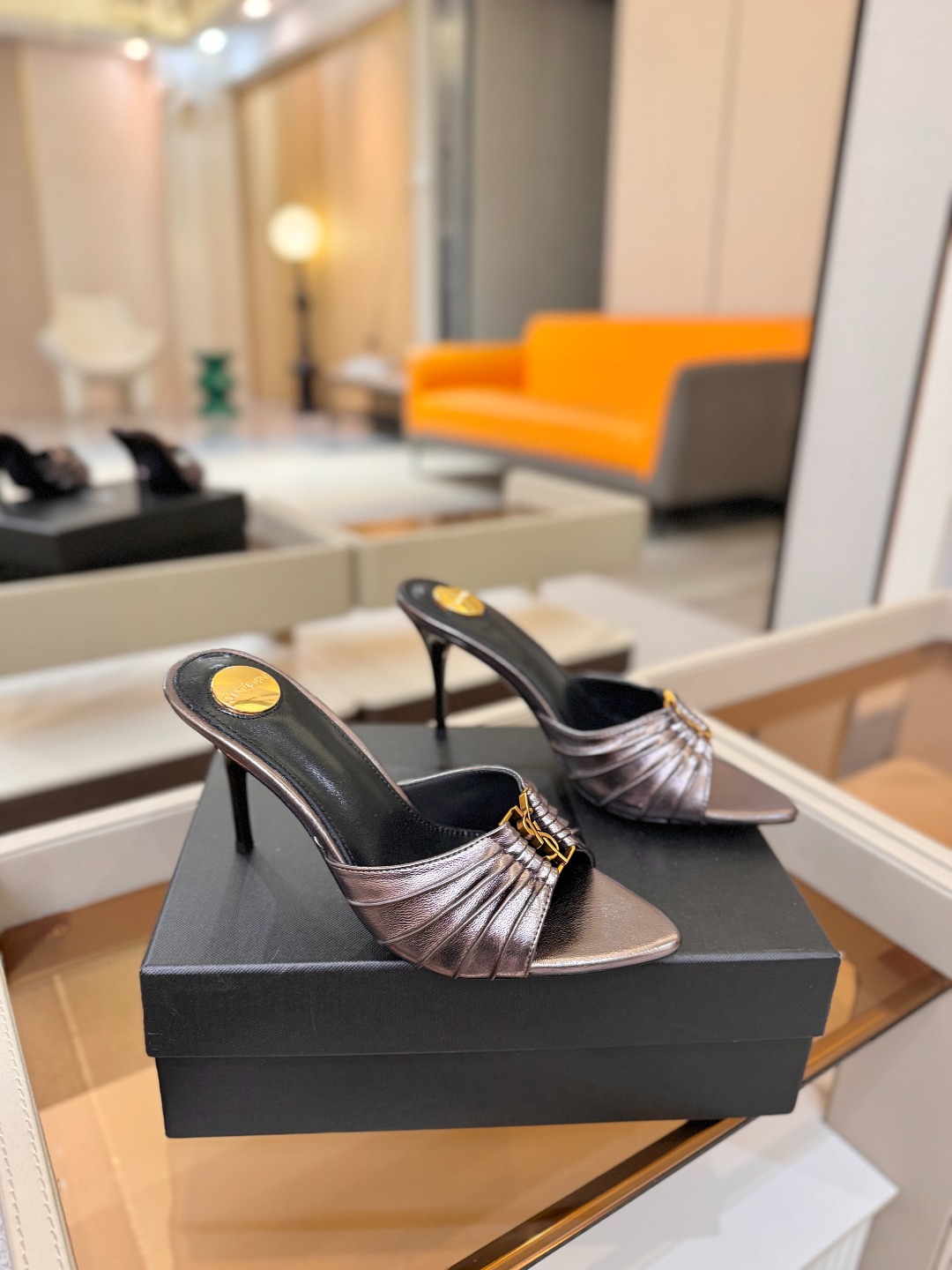 YSL「SAINT LAURENT*」 夏季新品 尖头优雅大气高跟拖鞋 —————————— 尖头设计拉长腿部线条, YSL「SAINT LAURENT*」 夏季新品 尖头优雅大气高跟拖鞋 —————————— 尖头设计拉长腿部线条,
