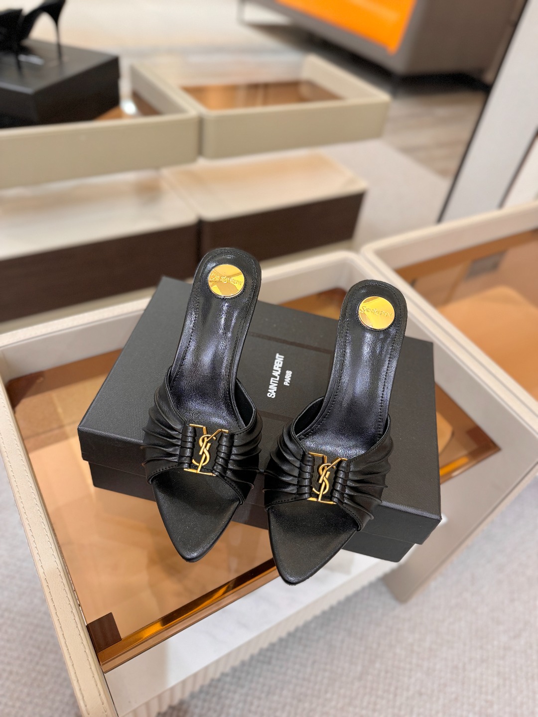 YSL「SAINT LAURENT*」 夏季新品 尖头优雅大气高跟拖鞋 —————————— 尖头设计拉长腿部线条, YSL「SAINT LAURENT*」 夏季新品 尖头优雅大气高跟拖鞋 —————————— 尖头设计拉长腿部线条,