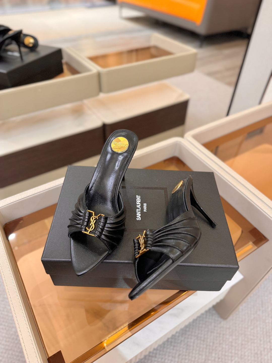 YSL「SAINT LAURENT*」 夏季新品 尖头优雅大气高跟拖鞋 —————————— 尖头设计拉长腿部线条, YSL「SAINT LAURENT*」 夏季新品 尖头优雅大气高跟拖鞋 —————————— 尖头设计拉长腿部线条,