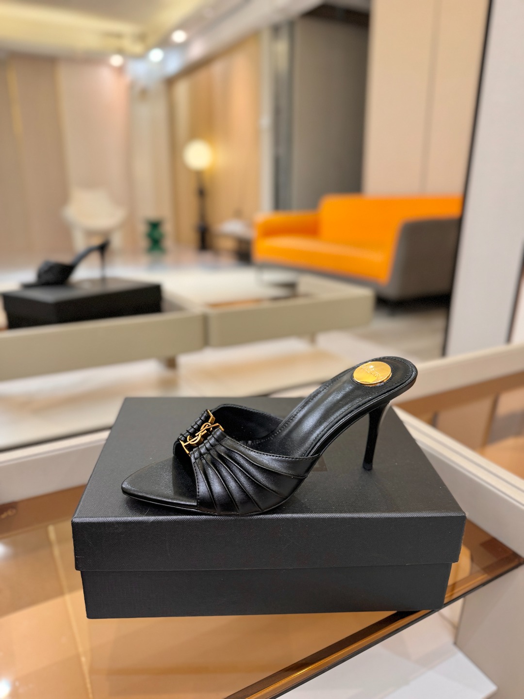 YSL「SAINT LAURENT*」  夏季新品 尖头优雅大气高跟拖鞋 ——————————  尖头设计拉长腿部线条，