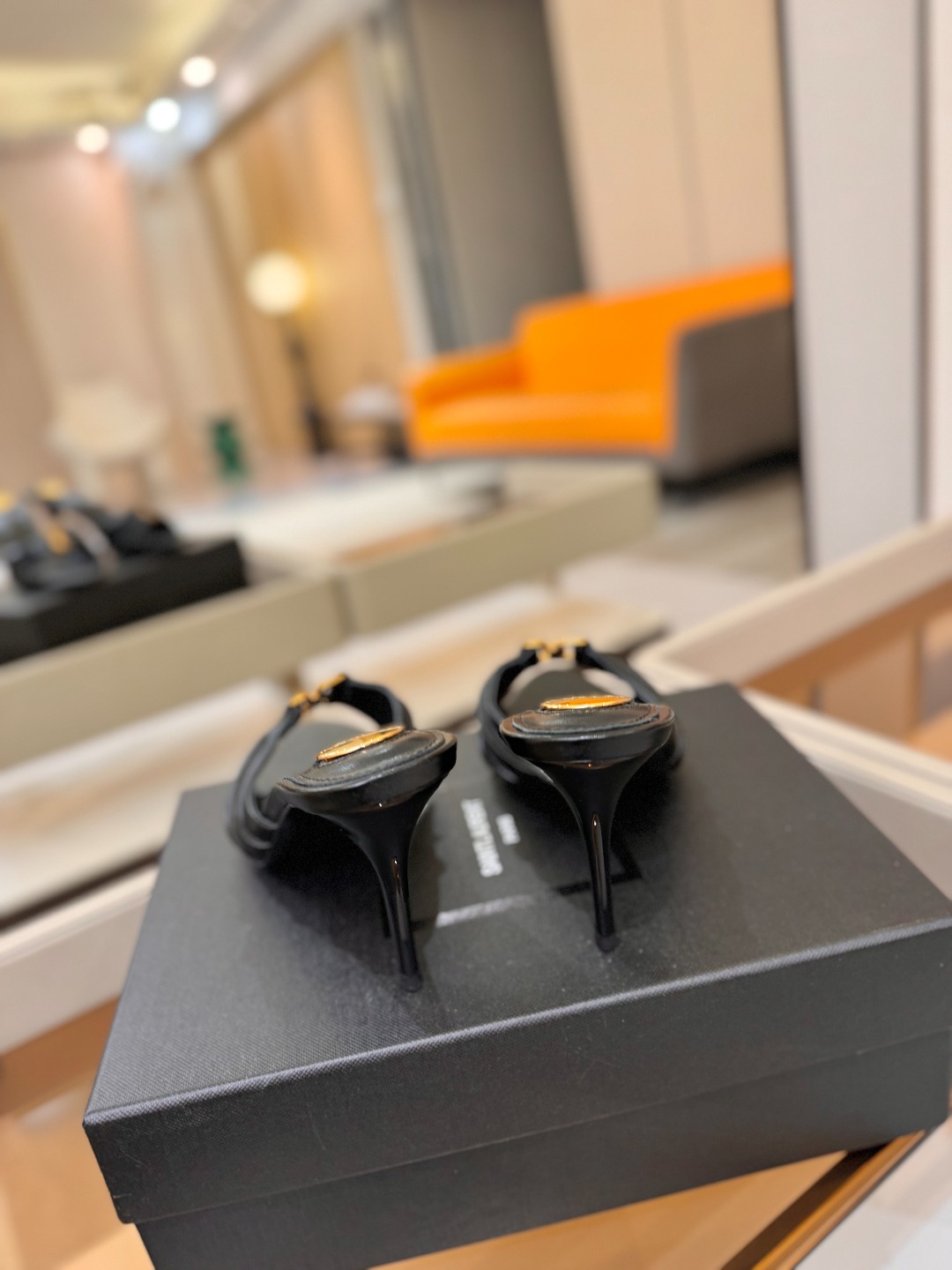YSL「SAINT LAURENT*」 夏季新品 尖头优雅大气高跟拖鞋 —————————— 尖头设计拉长腿部线条, YSL「SAINT LAURENT*」 夏季新品 尖头优雅大气高跟拖鞋 —————————— 尖头设计拉长腿部线条,