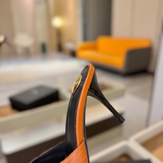 YSL「SAINT LAURENT*」 夏季新品 尖头优雅大气高跟拖鞋 —————————— 尖头设计拉长腿部线条, YSL「SAINT LAURENT*」 夏季新品 尖头优雅大气高跟拖鞋 —————————— 尖头设计拉长腿部线条,