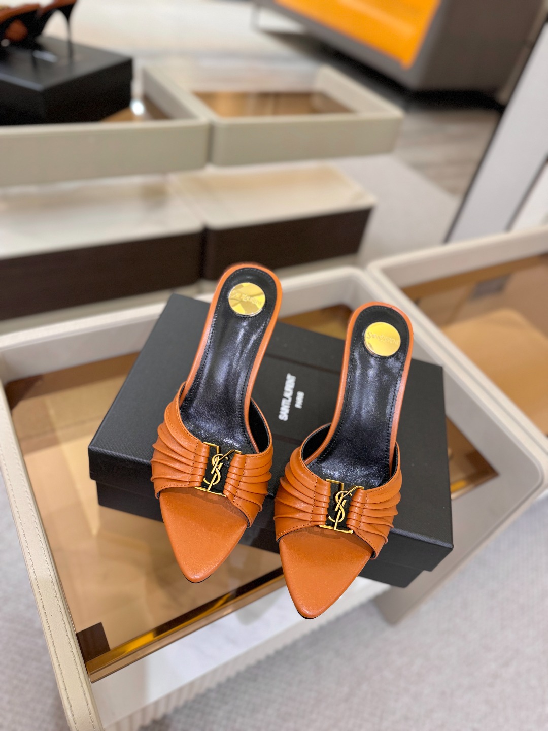 YSL「SAINT LAURENT*」 夏季新品 尖头优雅大气高跟拖鞋 —————————— 尖头设计拉长腿部线条, YSL「SAINT LAURENT*」 夏季新品 尖头优雅大气高跟拖鞋 —————————— 尖头设计拉长腿部线条,