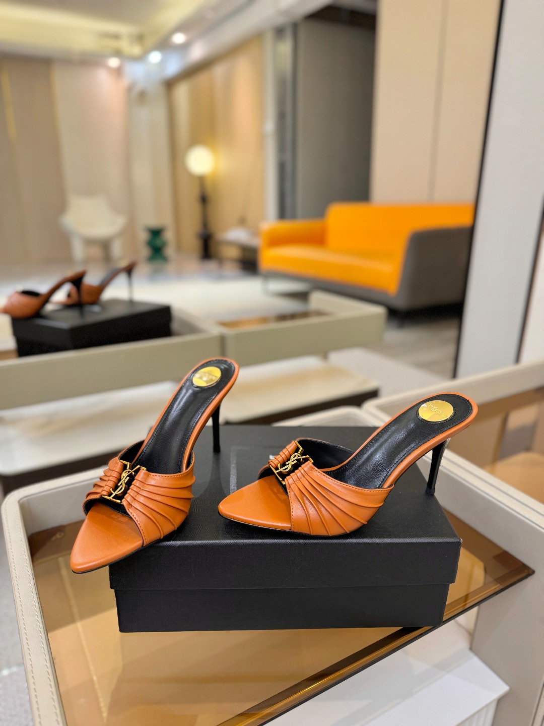 YSL「SAINT LAURENT*」 夏季新品 尖头优雅大气高跟拖鞋 —————————— 尖头设计拉长腿部线条, YSL「SAINT LAURENT*」 夏季新品 尖头优雅大气高跟拖鞋 —————————— 尖头设计拉长腿部线条,