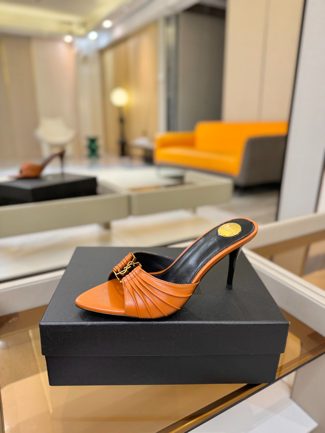 YSL「SAINT LAURENT*」  夏季新品 尖头优雅大气高跟拖鞋 ——————————  尖头设计拉长腿部线条，