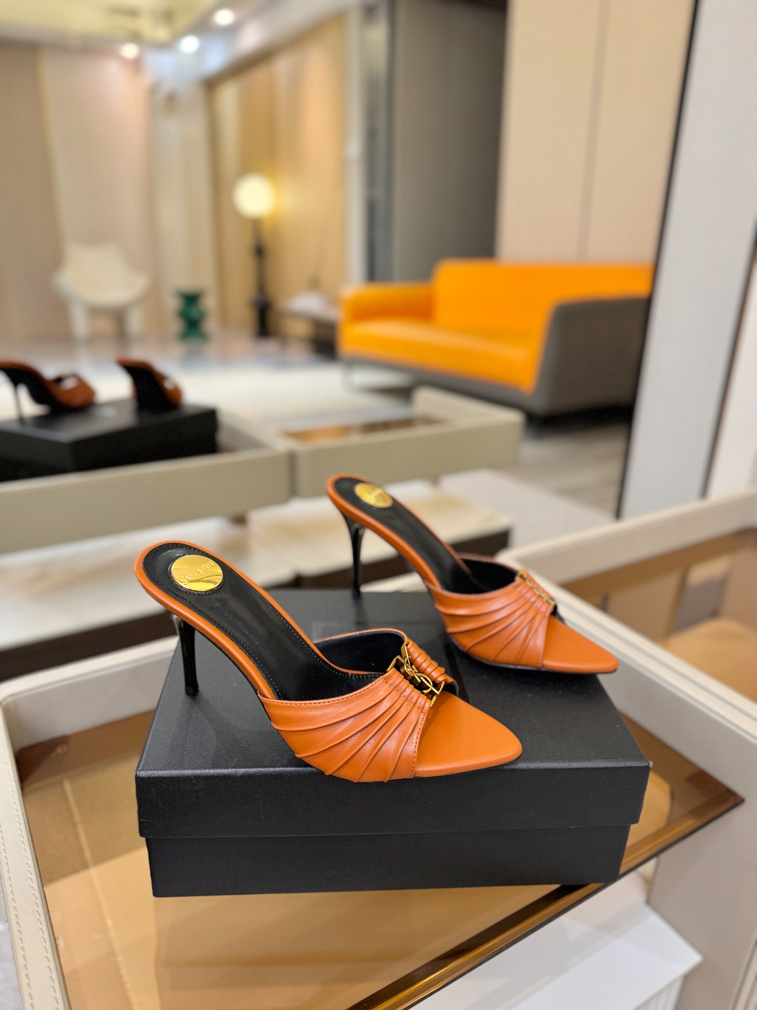 YSL「SAINT LAURENT*」 夏季新品 尖头优雅大气高跟拖鞋 —————————— 尖头设计拉长腿部线条, YSL「SAINT LAURENT*」 夏季新品 尖头优雅大气高跟拖鞋 —————————— 尖头设计拉长腿部线条,