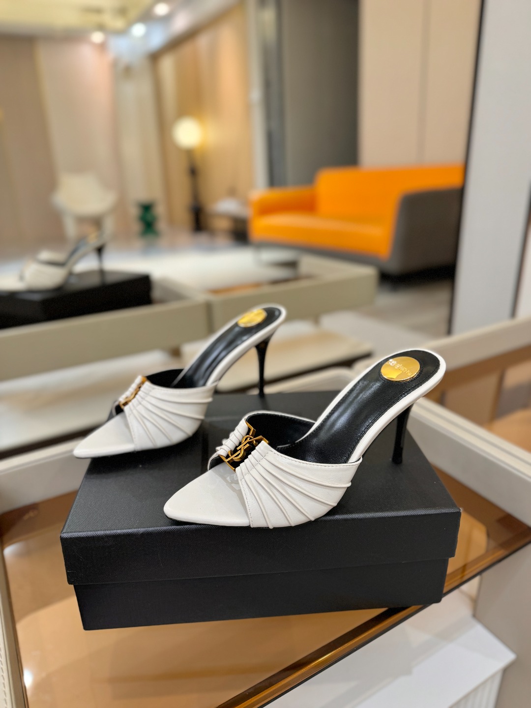 YSL「SAINT LAURENT*」 夏季新品 尖头优雅大气高跟拖鞋 —————————— 尖头设计拉长腿部线条, YSL「SAINT LAURENT*」 夏季新品 尖头优雅大气高跟拖鞋 —————————— 尖头设计拉长腿部线条,