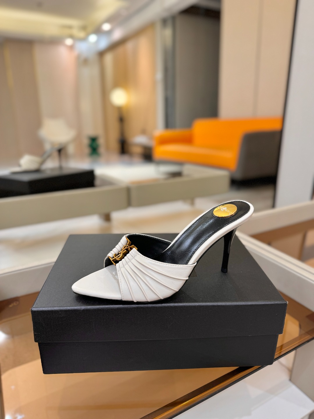 YSL「SAINT LAURENT*」  夏季新品 尖头优雅大气高跟拖鞋 ——————————  尖头设计拉长腿部线条，