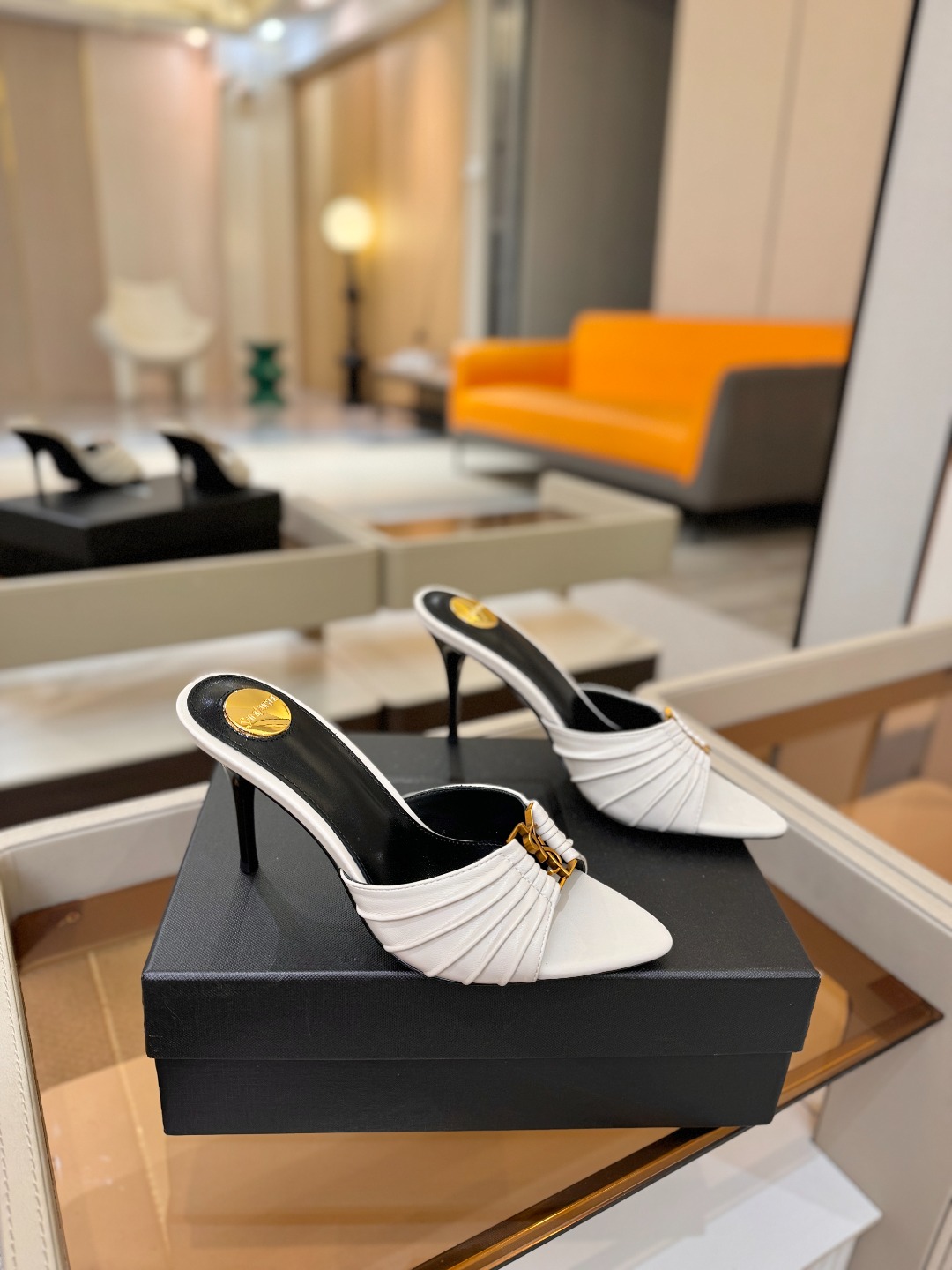 YSL「SAINT LAURENT*」 夏季新品 尖头优雅大气高跟拖鞋 —————————— 尖头设计拉长腿部线条, YSL「SAINT LAURENT*」 夏季新品 尖头优雅大气高跟拖鞋 —————————— 尖头设计拉长腿部线条,