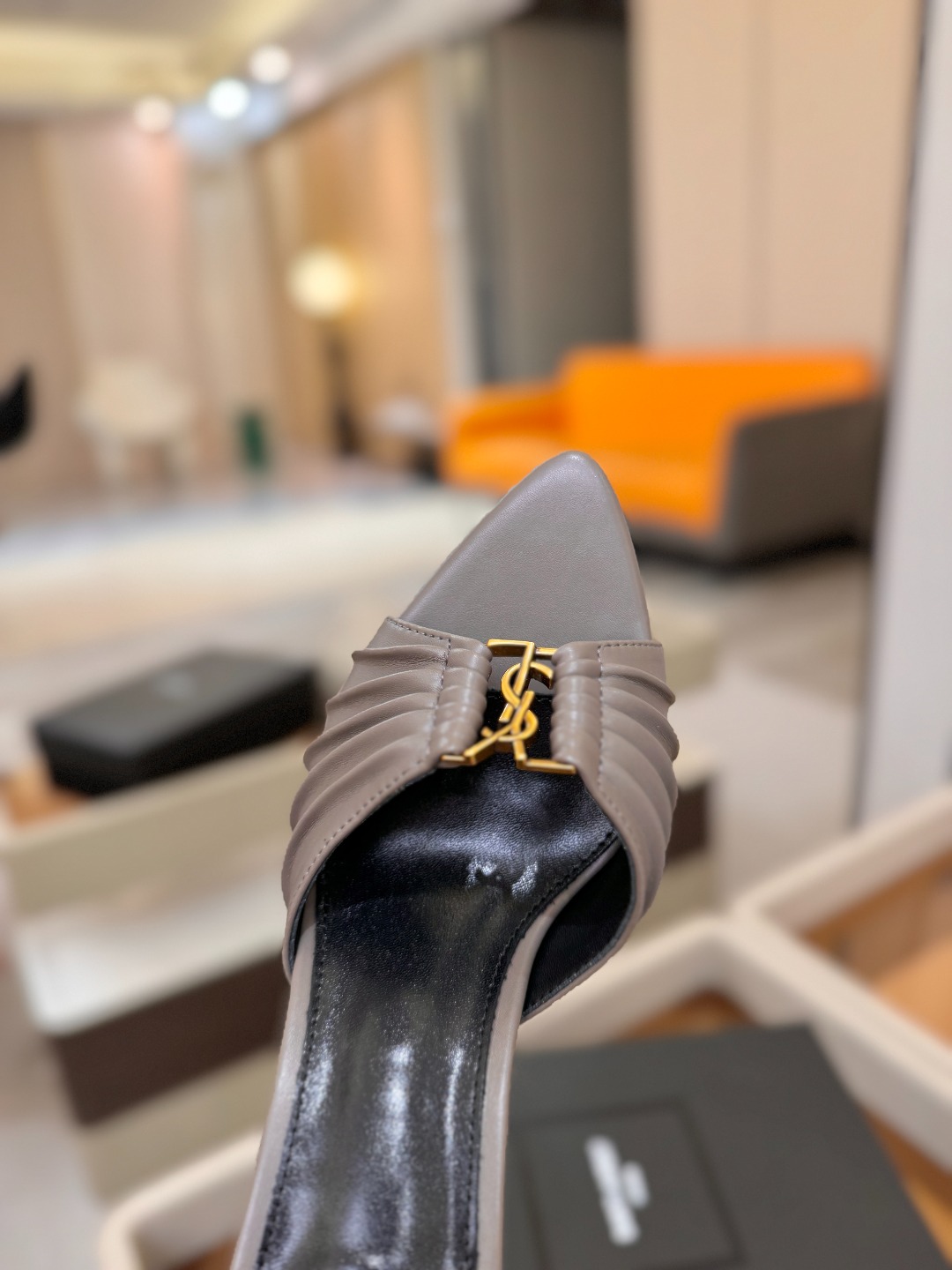 YSL「SAINT LAURENT*」 夏季新品 尖头优雅大气高跟拖鞋 —————————— 尖头设计拉长腿部线条, YSL「SAINT LAURENT*」 夏季新品 尖头优雅大气高跟拖鞋 —————————— 尖头设计拉长腿部线条,