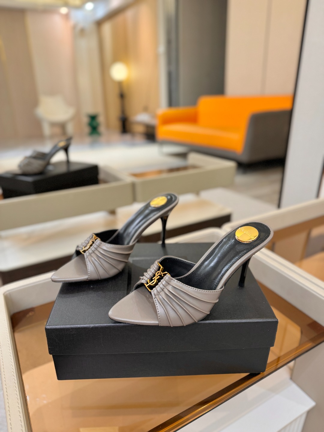 YSL「SAINT LAURENT*」 夏季新品 尖头优雅大气高跟拖鞋 —————————— 尖头设计拉长腿部线条, YSL「SAINT LAURENT*」 夏季新品 尖头优雅大气高跟拖鞋 —————————— 尖头设计拉长腿部线条,