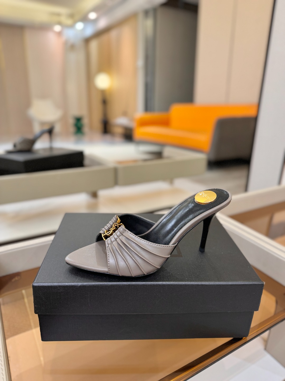 YSL「SAINT LAURENT*」  夏季新品 尖头优雅大气高跟拖鞋 ——————————  尖头设计拉长腿部线条，