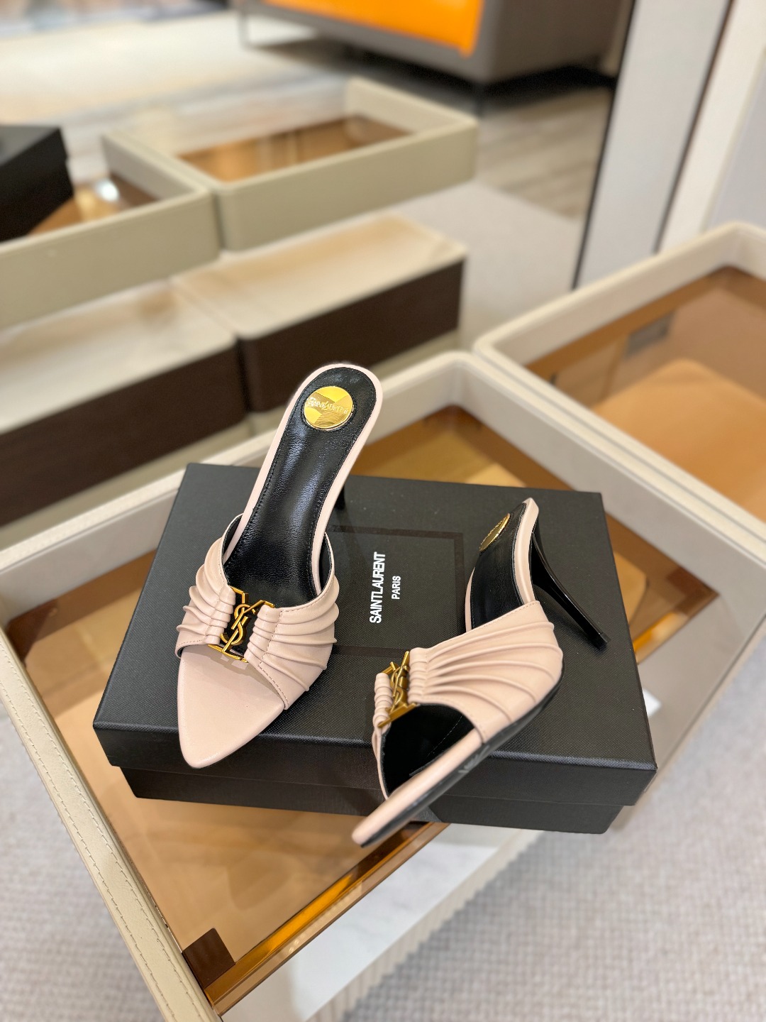 YSL「SAINT LAURENT*」 夏季新品 尖头优雅大气高跟拖鞋 —————————— 尖头设计拉长腿部线条, YSL「SAINT LAURENT*」 夏季新品 尖头优雅大气高跟拖鞋 —————————— 尖头设计拉长腿部线条,