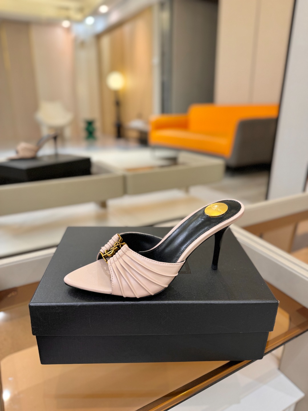 YSL「SAINT LAURENT*」  夏季新品 尖头优雅大气高跟拖鞋 ——————————  尖头设计拉长腿部线条，