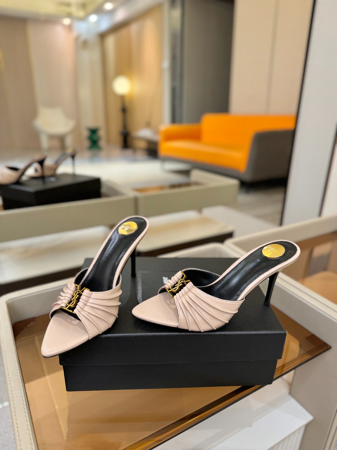 YSL「SAINT LAURENT*」 夏季新品 尖头优雅大气高跟拖鞋 —————————— 尖头设计拉长腿部线条, YSL「SAINT LAURENT*」 夏季新品 尖头优雅大气高跟拖鞋 —————————— 尖头设计拉长腿部线条,