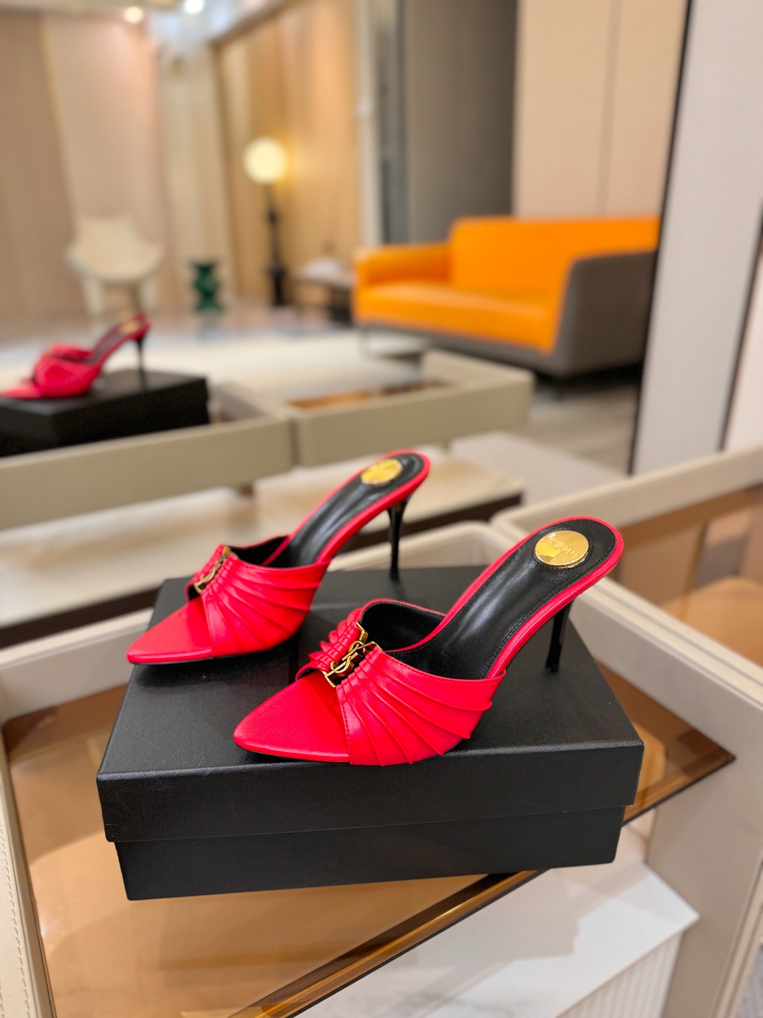 YSL「SAINT LAURENT*」 夏季新品 尖头优雅大气高跟拖鞋 —————————— 尖头设计拉长腿部线条, YSL「SAINT LAURENT*」 夏季新品 尖头优雅大气高跟拖鞋 —————————— 尖头设计拉长腿部线条,