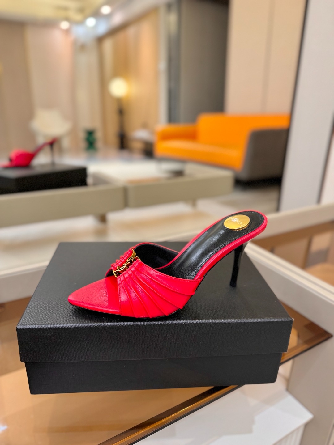 YSL「SAINT LAURENT*」  夏季新品 尖头优雅大气高跟拖鞋 ——————————  尖头设计拉长腿部线条，