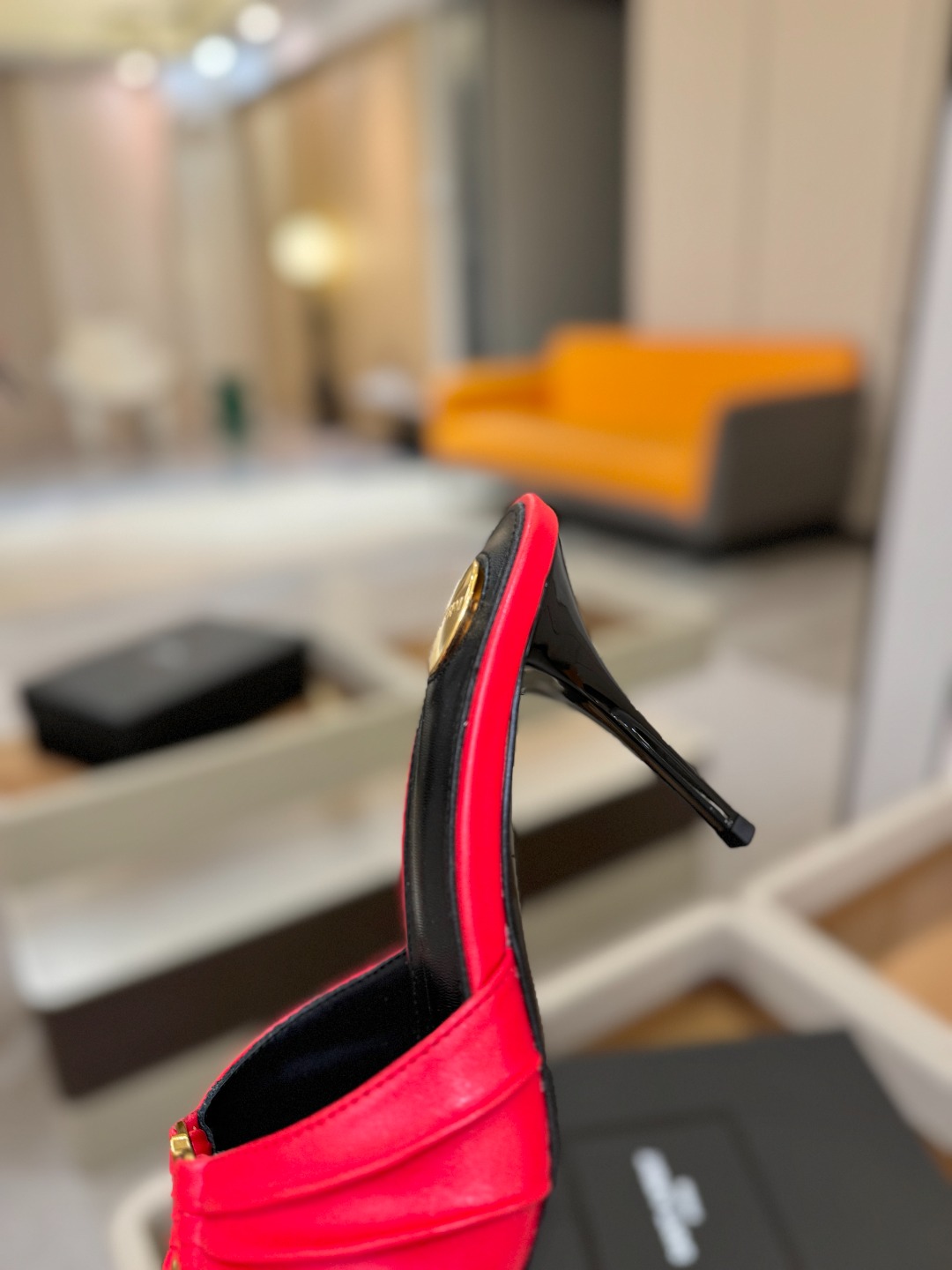 YSL「SAINT LAURENT*」 夏季新品 尖头优雅大气高跟拖鞋 —————————— 尖头设计拉长腿部线条, YSL「SAINT LAURENT*」 夏季新品 尖头优雅大气高跟拖鞋 —————————— 尖头设计拉长腿部线条,