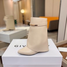 专柜正品级定制版本 GIVENCHY纪梵希 Shark Lock 系列 弧形圆条扣短靴 新款,市面最高版本👍👍👍 纪梵希 专柜正品级定制版本 GIVENCHY纪梵希 Shark Lock 系列 弧形圆条扣短靴 新款,市面最高版本👍👍👍 纪梵希