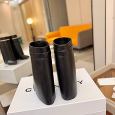 专柜正品级定制版本 GIVENCHY纪梵希 Shark Lock 系列 弧形圆条扣短靴 新款,市面最高版本👍👍👍 纪梵希 专柜正品级定制版本 GIVENCHY纪梵希 Shark Lock 系列 弧形圆条扣短靴 新款,市面最高版本👍👍👍 纪梵希