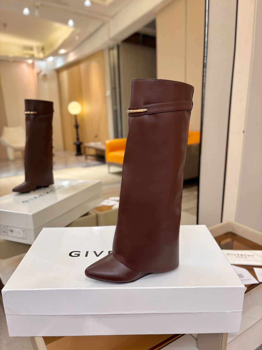 专柜正品级定制版本 GIVENCHY纪梵希 Shark Lock 系列 弧形圆条扣长靴 新款,市面最高版本👍👍👍 纪梵希 专柜正品级定制版本 GIVENCHY纪梵希 Shark Lock 系列 弧形圆条扣长靴 新款,市面最高版本👍👍👍 纪梵希