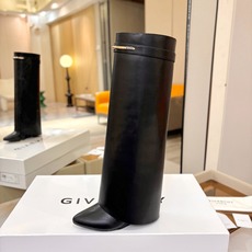 专柜正品级定制版本 GIVENCHY纪梵希 Shark Lock 系列 弧形圆条扣长靴 新款,市面最高版本👍👍👍 纪梵希 专柜正品级定制版本 GIVENCHY纪梵希 Shark Lock 系列 弧形圆条扣长靴 新款,市面最高版本👍👍👍 纪梵希
