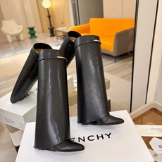 专柜正品级定制版本 GIVENCHY纪梵希 Shark Lock 系列 弧形圆条扣长靴 新款,市面最高版本👍👍👍 纪梵希 专柜正品级定制版本 GIVENCHY纪梵希 Shark Lock 系列 弧形圆条扣长靴 新款,市面最高版本👍👍👍 纪梵希