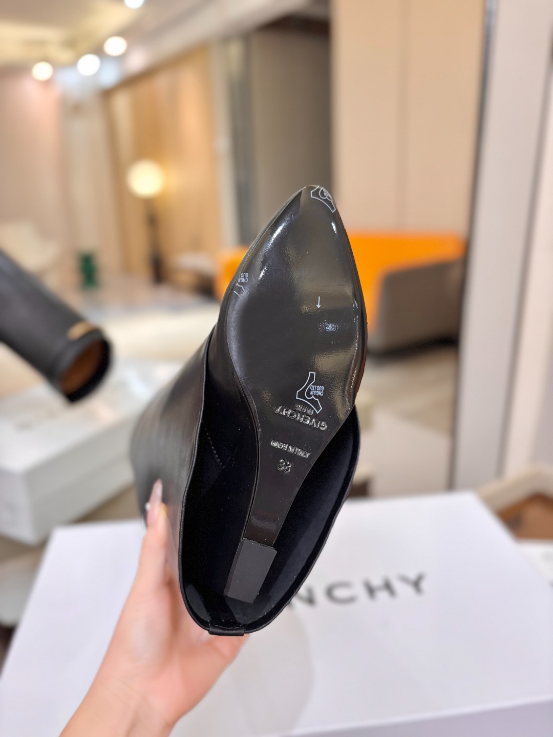 专柜正品级定制版本 GIVENCHY纪梵希 Shark Lock 系列 弧形圆条扣长靴 新款,市面最高版本👍👍👍 纪梵希 专柜正品级定制版本 GIVENCHY纪梵希 Shark Lock 系列 弧形圆条扣长靴 新款,市面最高版本👍👍👍 纪梵希