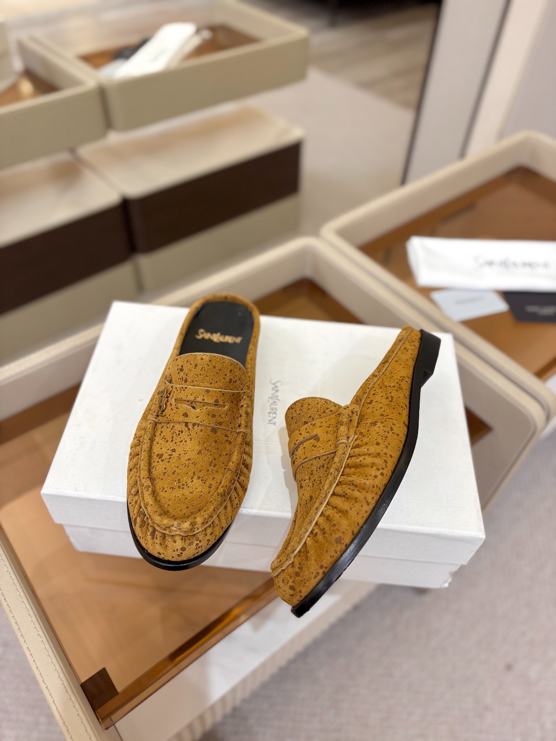 (情侣款) SAINT LAURENT/圣罗兰新款褶皱乐福鞋系列🤝🤝 YSL女孩的松弛感真的被狠狠拿捏 简直是高级感作弊 (情侣款) SAINT LAURENT/圣罗兰新款褶皱乐福鞋系列🤝🤝 YSL女孩的松弛感真的被狠狠拿捏 简直是高级感作弊